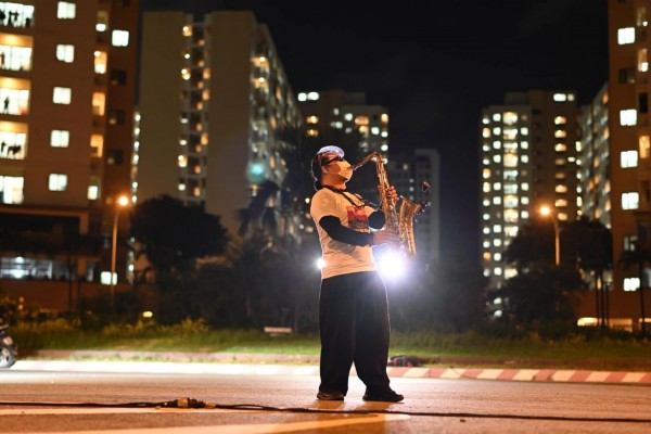 Khoảnh khắc đặc biệt và vô cùng ý nghĩa của nghệ sĩ saxophone Trần Mạnh Tuấn biểu diễn tại bệnh viện dã chiến